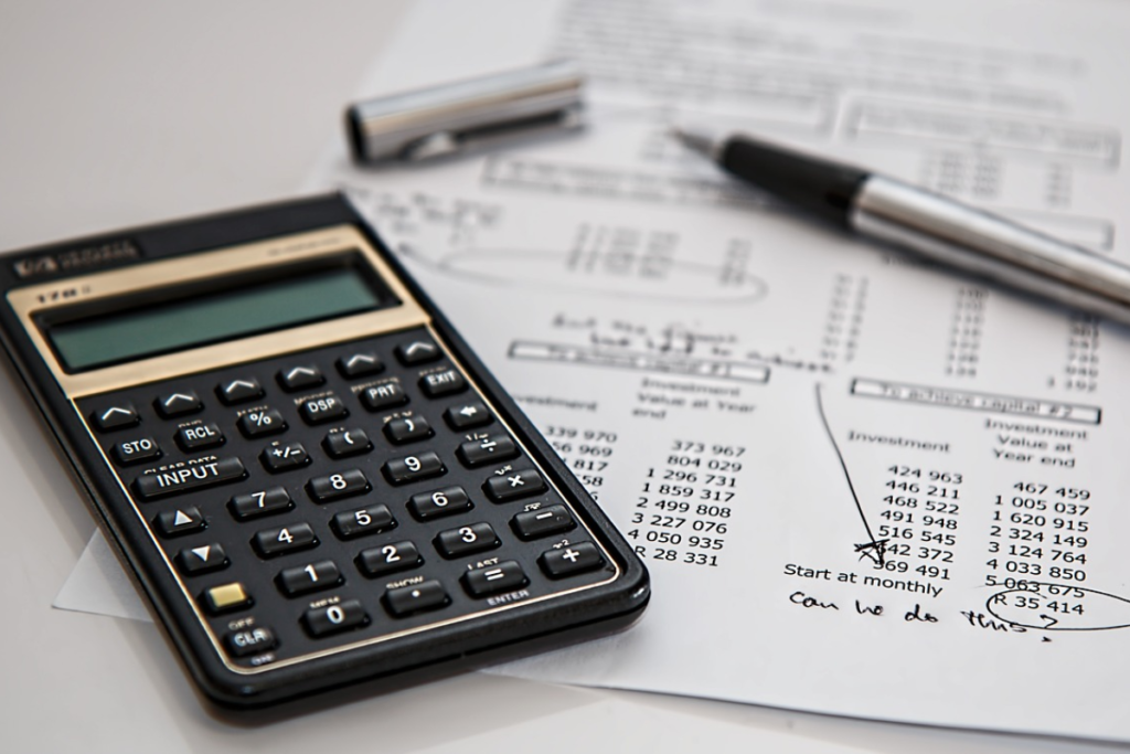 a imagem ilustra sobre o que é a contabilidade gerencial por meio de dados em um papel e uma calculadora 