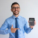 BPO Financeiro apresentando uma calculadora