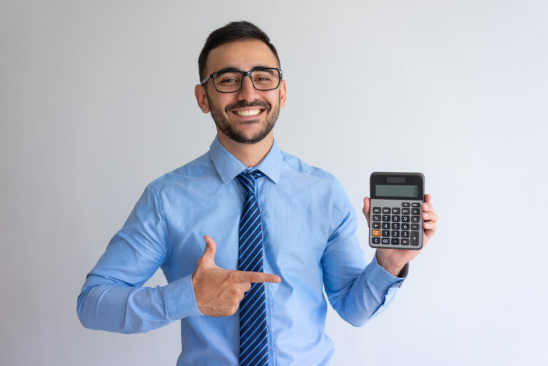 BPO Financeiro apresentando uma calculadora