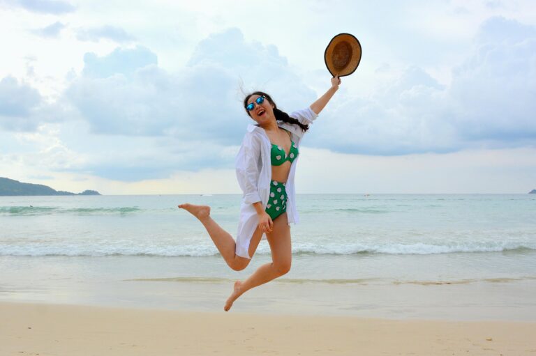 Mulher feliz na praia