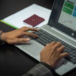 Profissional analisando dados em um notebook no escritório