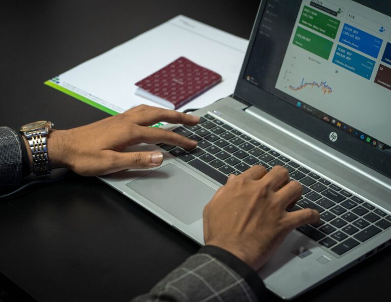 Profissional analisando dados em um notebook no escritório
