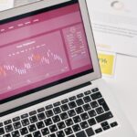 Notebook exibindo gráficos financeiros e documentos de análise