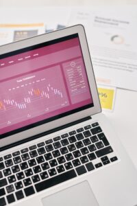 Notebook exibindo gráficos financeiros e documentos de análise